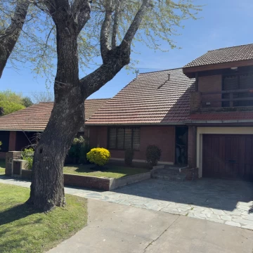 Chalet en Parque Camet con aplio jardin