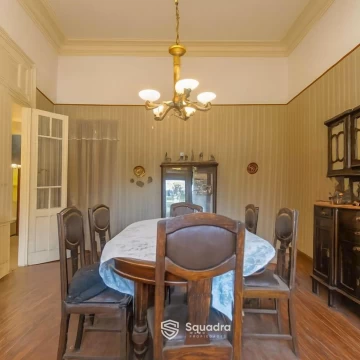 VENTA | PERMUTA - Casa de 3 dormitorios al frente, a reciclar con cochera - Abasto, Rosario.