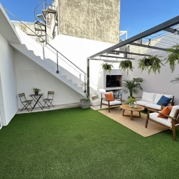Casa reciclada con patio y parrillero en Arroyito