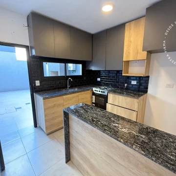 APTO CRÉDITO - Triplex en venta de 4 ambientes con cochera, patio y terraza - San Martin