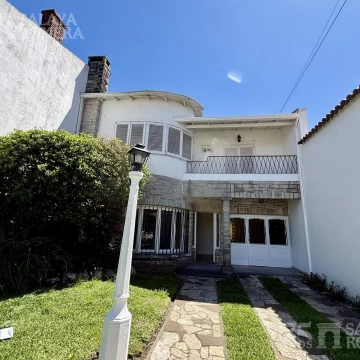 Casa en venta 6 ambientes con jardin y pileta