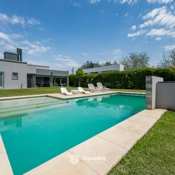 VENTA - Casa 3 Dormitorios, quincho y piscina - Puerto Roldán.