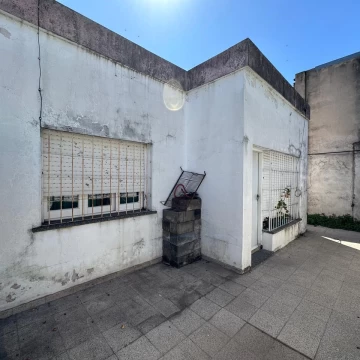 Casa venta interna unica NO PH a reciclar dos dormitorios, patio en Barrio Jose Cura - Rosario