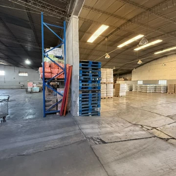 Galpón en Venta en Salta, con doble acceso y renta