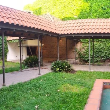 Casa de dos plantas con jardín en venta - Mercedes - Bs. As.