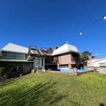 Venta / Permuta casa A RECICLAR 4 dormitorios con pileta - Funes, Santa Fe.