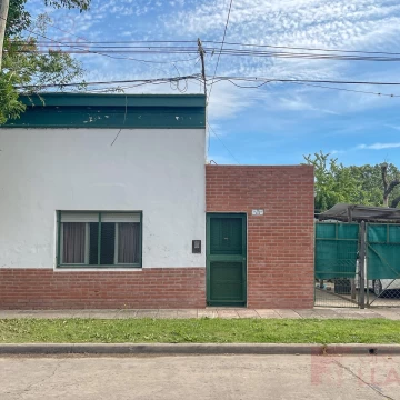 Casa de 3 ambientes en Venta en Lujan, San Cayetano, con parque