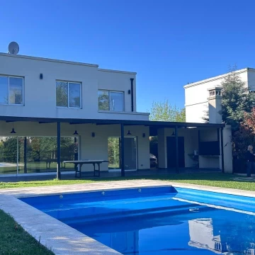 Casa a la venta en lote central en Santa Guadalupe - CON RENTA HASTA ENE/27