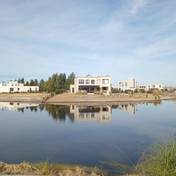 Venta Casa 4 ambientes a la laguna con dependencia jardin y parrilla