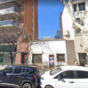 Casa al frente Ideal Uso comercial  / Consultorios.  Excelente zona.