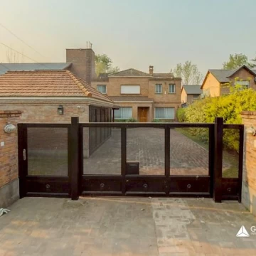 Importante propiedad sobre Bv. Argentino. Amplísimo Jardín y Piscina.