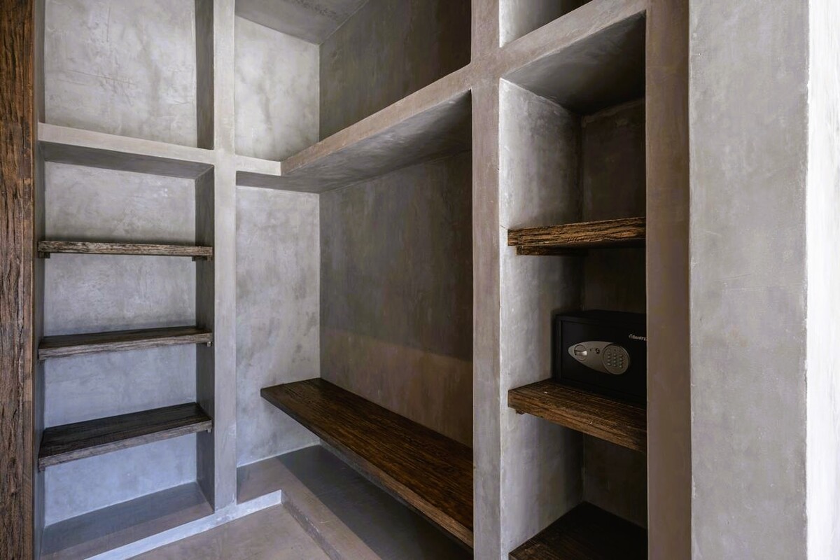 WALKING CLOSET