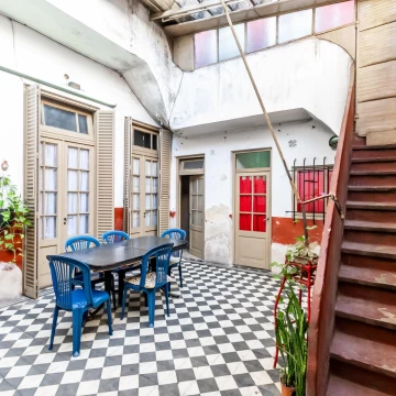 Venta, PH, 4 ambientes, Patio, Terraza, a refaccionar, sin expensas, Parque Patricios, Barracas.