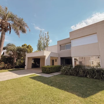 Funes Hills Cadaques - Casa De 3 Dormitorios Con Pileta En Venta - Barrio Privado