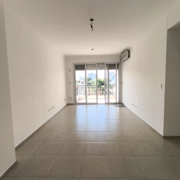 Venta - 3 ambientes con balcón - cochera descubierta - Monte Castro
