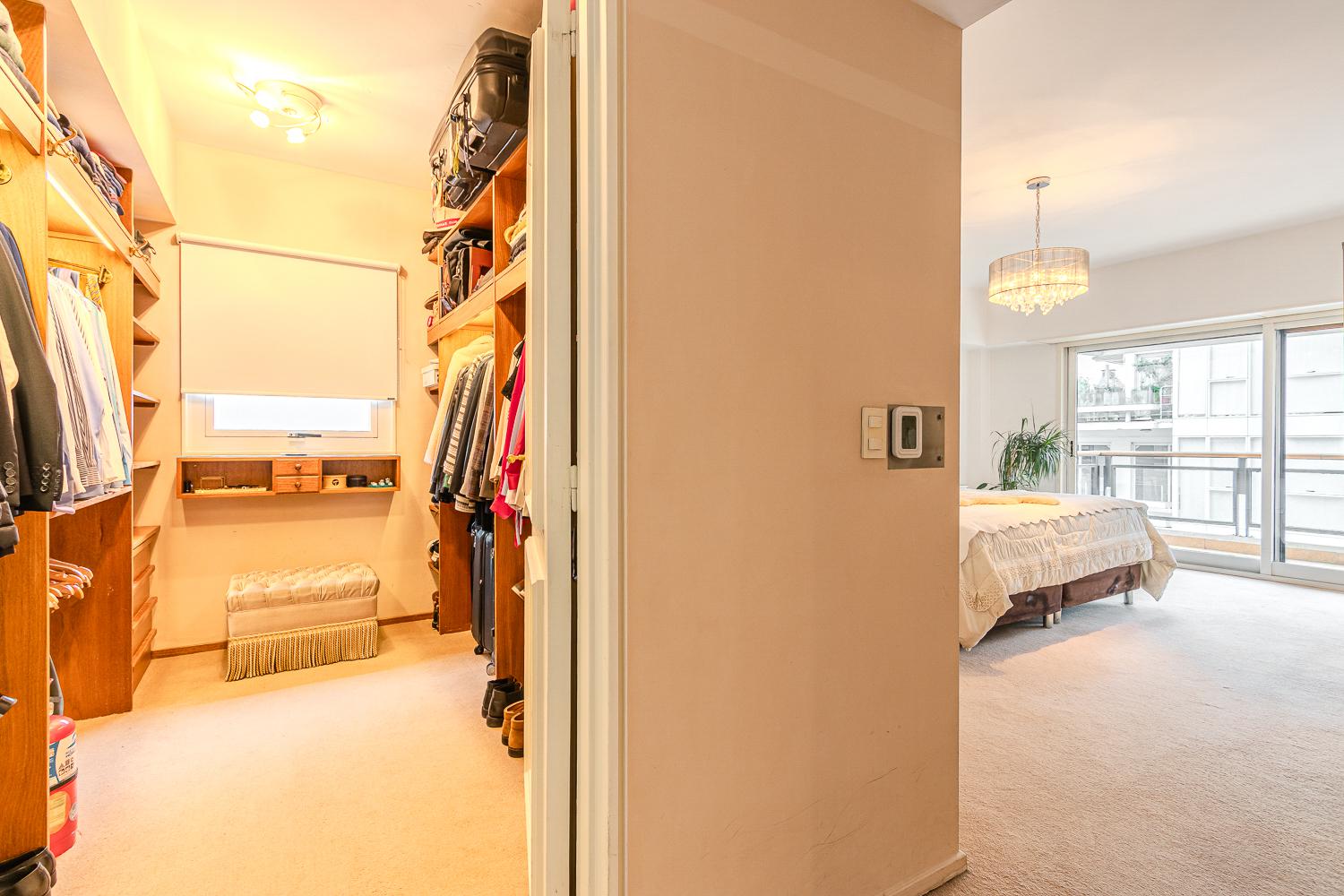 master suite vestidor