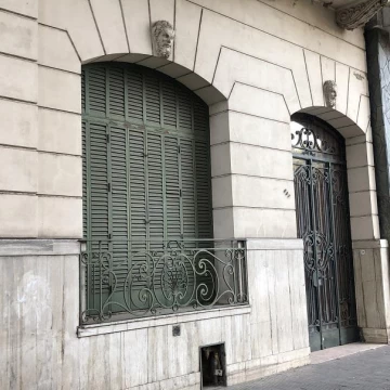 VENTA  Casa en planta baja con cochera patio y estilo antiguo en Av Pellegrini Rosario