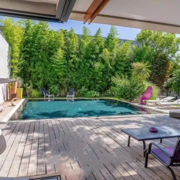 Contemporary villa - garden - swimming pool: 13009 Marseille