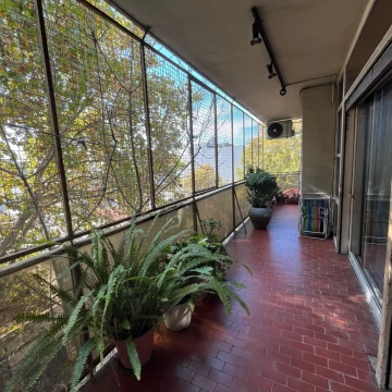 VENTA - 4 AMB SEMIPISO C/BALCÓN AL FRENTE - DEPENDENCIA - COCHERA - FLORES