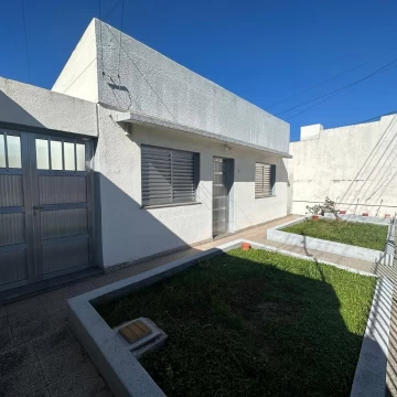VENDE casa ubicada en excelente zona sobre calle España 610