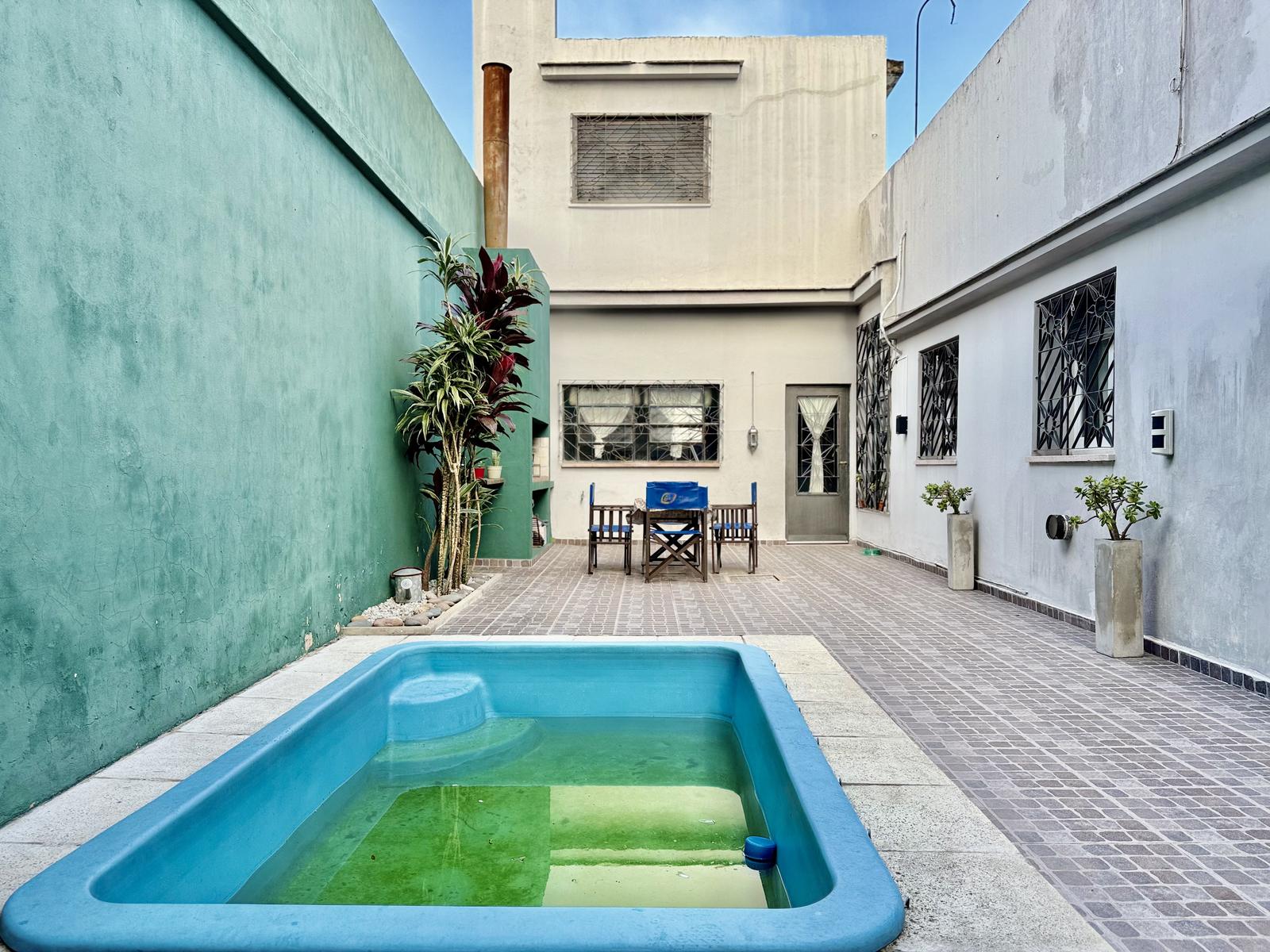 Casa en venta de dos dormitorios mas comodín y pileta Rosario Barrio Parque