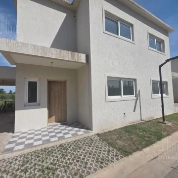 VENTA CASA DE 4 AMBIENTES CON PARQUE CHIC VILLAGE