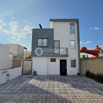 CASA EN VENTA EN FRACC. REAL DE CORTÉS, ZONA ZEREZOTLA, SAN PEDRO CHOLULA.