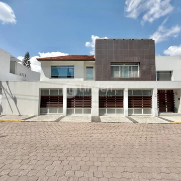 CASA EN VENTA EN FRACCIONAMIENTO JARDINES DE ZAVALETA