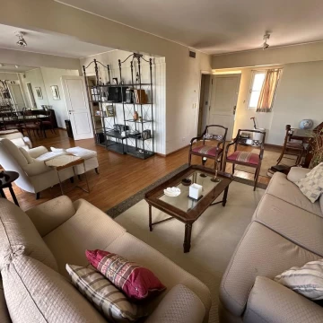 VENDE hermoso piso en venta frente a Plaza Mitre