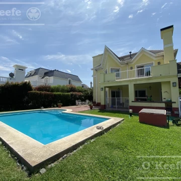 Chalet estilo clasico en venta de cuatro dormitorios en Abril Club de Campo - Apto Credito