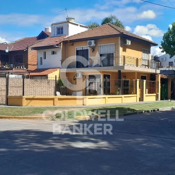 VENTA casa 5 ambientes en Villa Adelina con garaje y patio