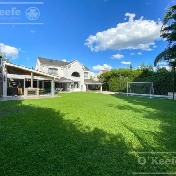 Casa en venta de cuatro ambientes con amplio parque en Abril Club de Campo, Hudson