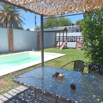 VENTA, CASA CUATRO AMBIENTES, COCHERA, PILETA, JARDIN, APTO CREDITO, LOMAS DE ZAMORA