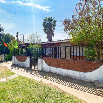 VENTA | PERMUTA - Casa al frente 2 dormitorios con local comercial - Fisherton, Rosario.