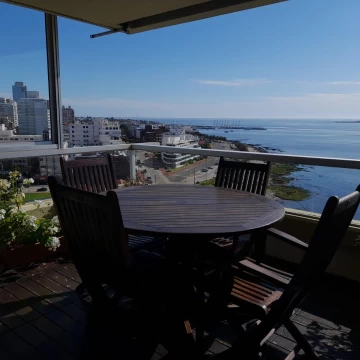 Apartamento 3 dormitorios Playa Mansa Punta del Este vista al mar