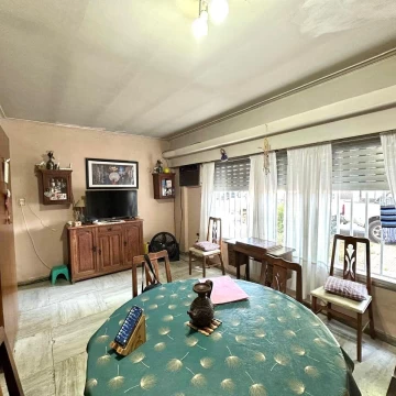 Casa en venta 3 dormitorios, dos baño, cochera, patio en Rosario - Luis Agote