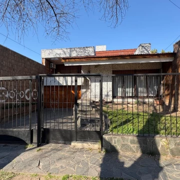 Casa en venta de 3 dormitorios y amplio jardín en Rosario - barrio Azcuénaga