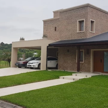 Casa con Jardín y Pileta en Venta - Estrella Federal - Campana