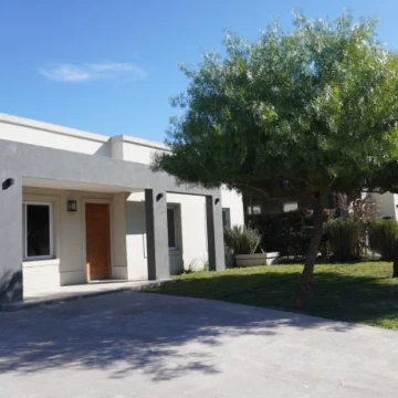 Alquiler Casa en San Ramiro Pilar del Este