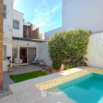 VENTA/PERMUTA - Casa de 3 dormitorios   comodín con jardín, pileta y cochera. APTO CRÉDITO.