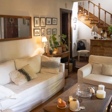 Venta casa 5 ambientes zona Los Troncos con jardín