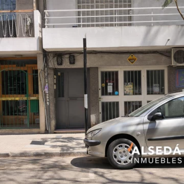 Casa de pasillo de 2 dormitorios en venta NO PH !