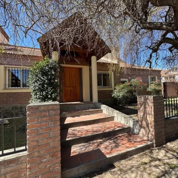 Casa frente al Golf de La Cumbre - IMPECABLE