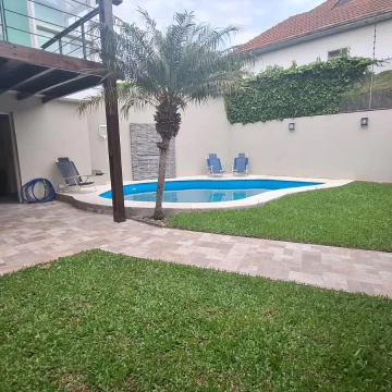 venta de casa 4 amb en Villa Sarmiento zona Ward con pileta