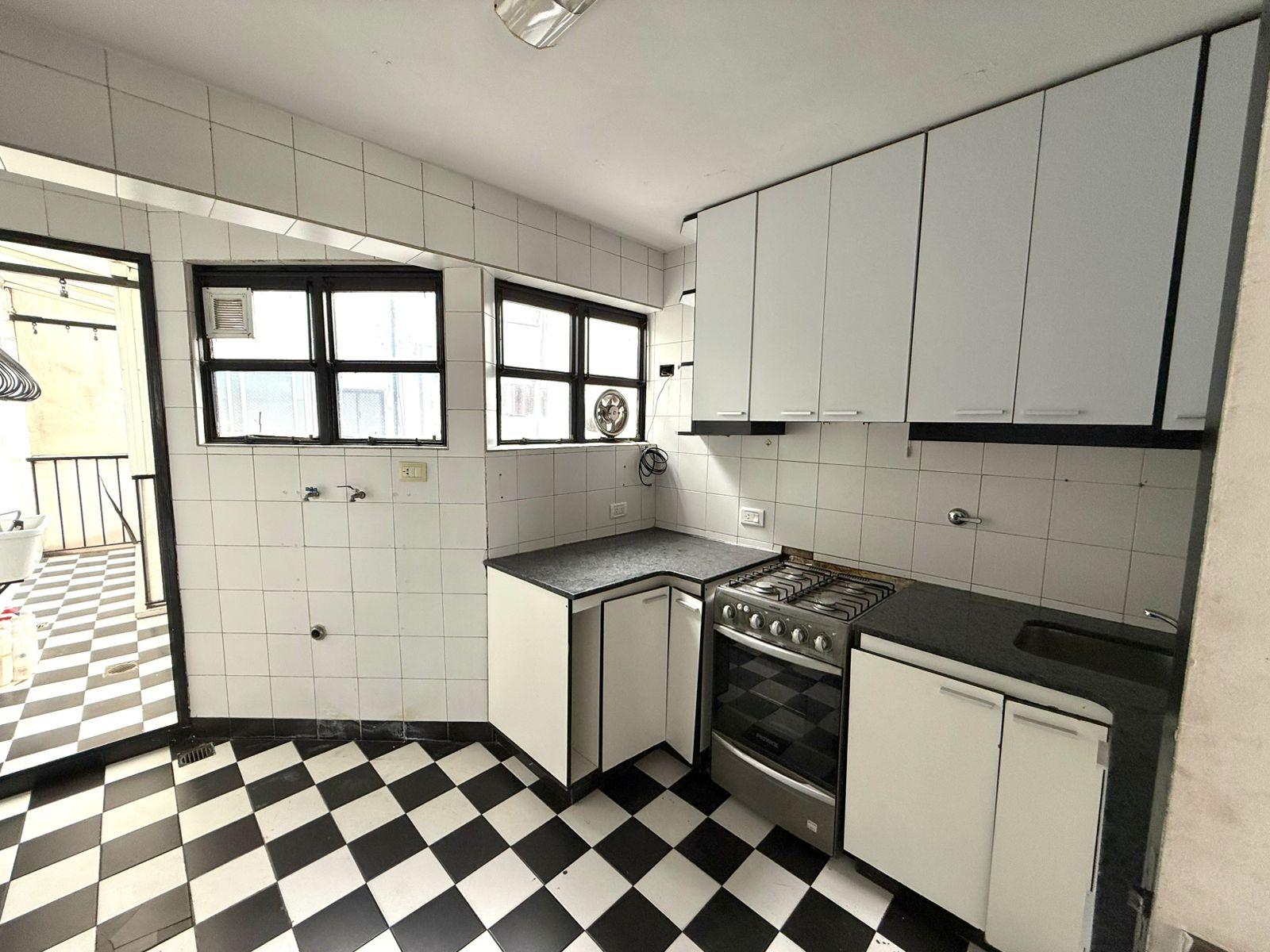 Cocina con acceso a lavadero