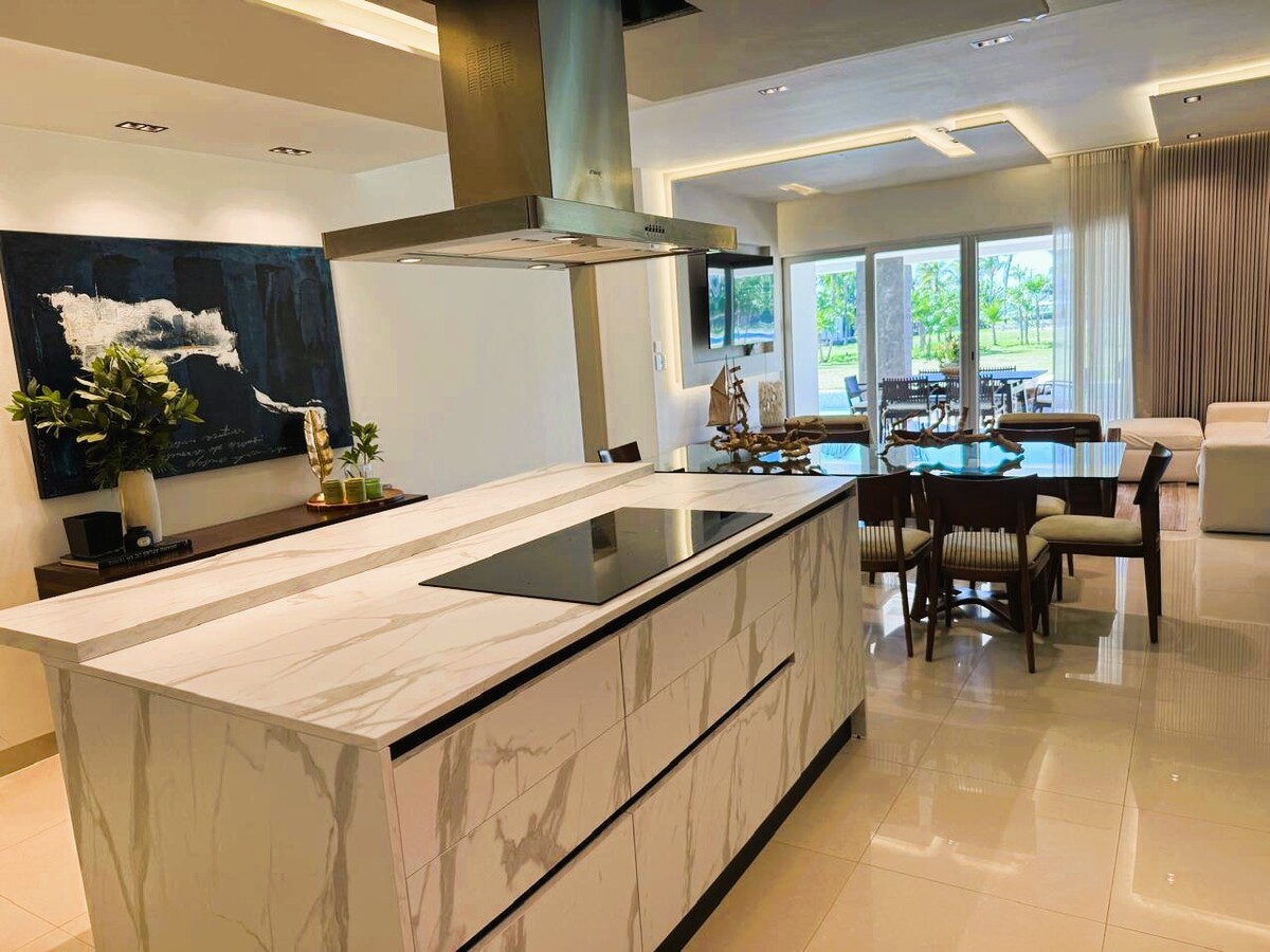 COCINA INTEGRAL CON ISLA DE MARMOL