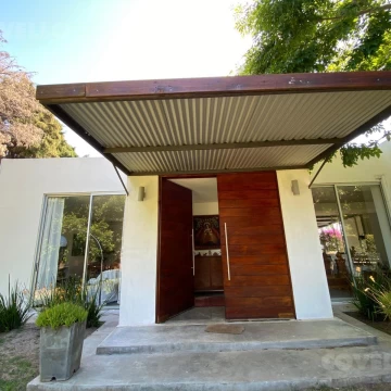 Hermosa casa en venta de dos dormitorios y amplio parque - Colonia del Sacramento