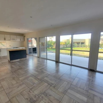 Pilar del Este. B°C° San Eduardo . Venta Casa 3 dormitorios .