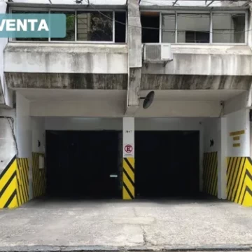 Cochera en primer piso, acceso por escaleras. El edificio posee seguridad y encargado las 24hs.