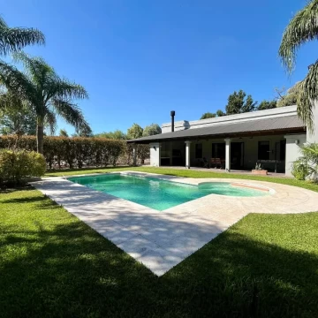 VENDE hermosa quinta ubicada en parque Avambae